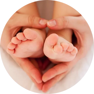 Thema Kinderwunsch - Bild zeigt Babyfüsse gehalten von der Mama, die Hände in Herzform Thema Kinderwunsch - Bild zeigt Babyfüsse gehalten von der Mama, die Hände in Herzform