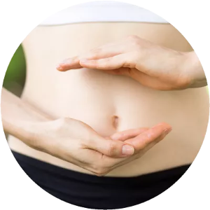 Bild zeigt Hände, die den Bauchbereich anzeigen, Thema Entgiftung und Darmtherapie Bild zeigt Hände, die den Bauchbereich anzeigen, Thema Entgiftung und Darmtherapie